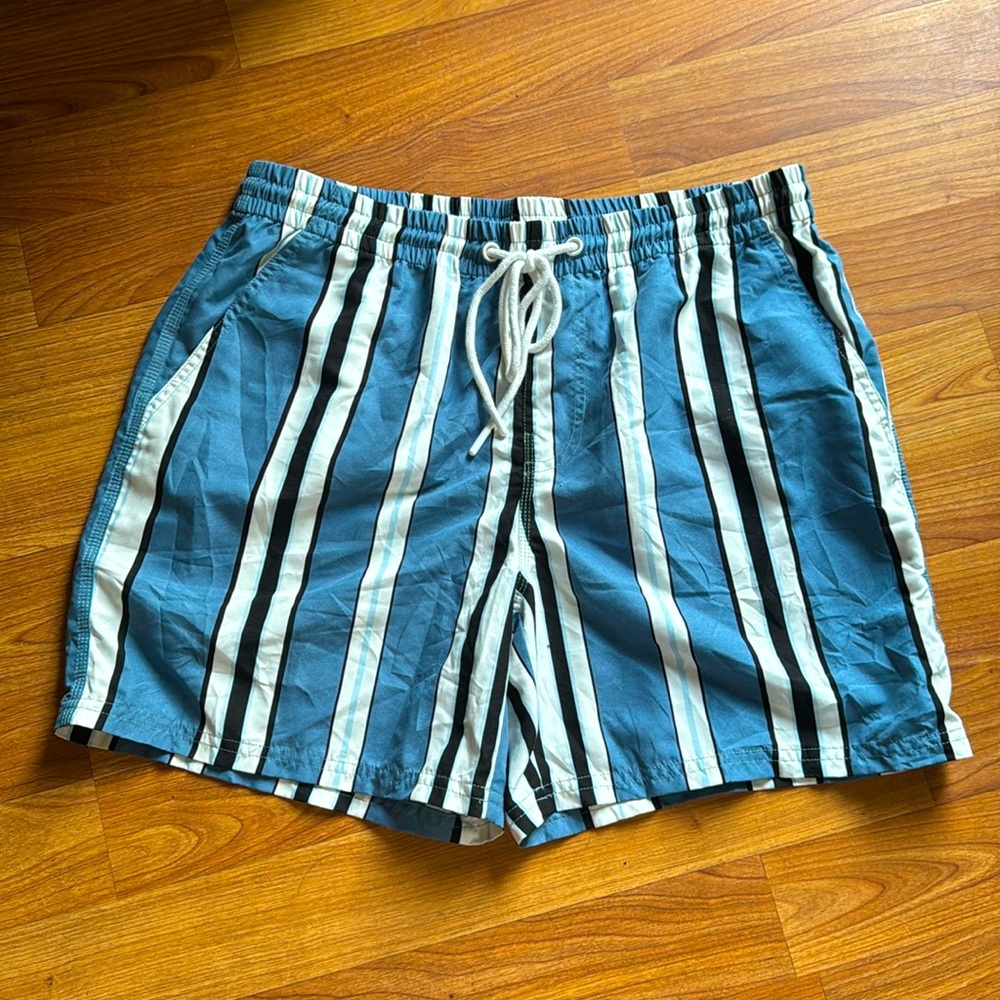 Men’s striped shorts size M